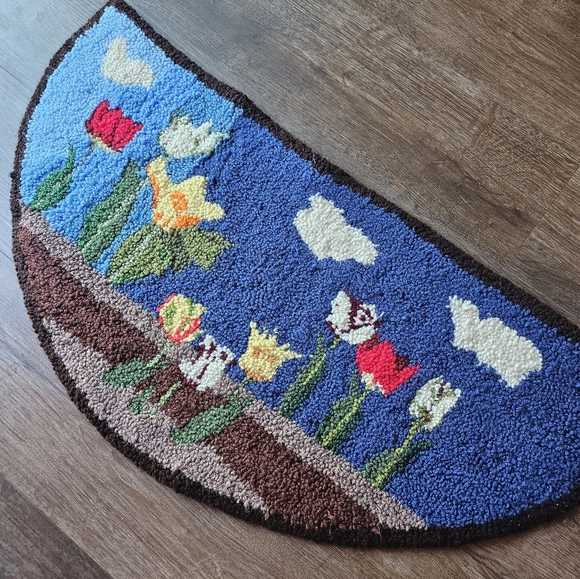 Vintage handmade rug, flower garden cottagecore half circle floor rug - Picture 4 of 13